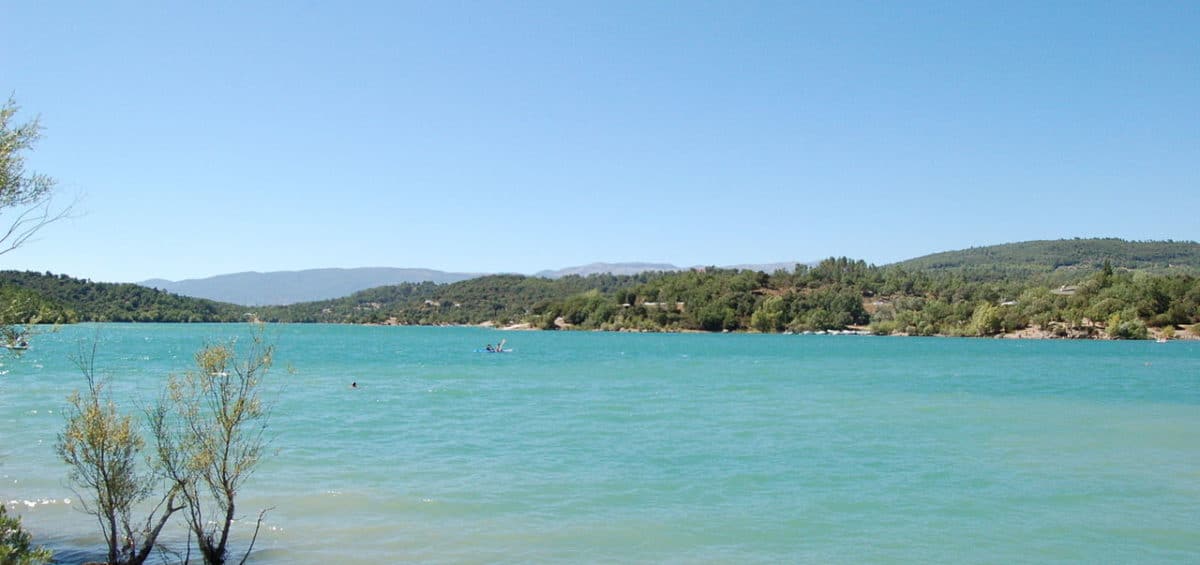 decouverte du lac de saint cassien dans le var |