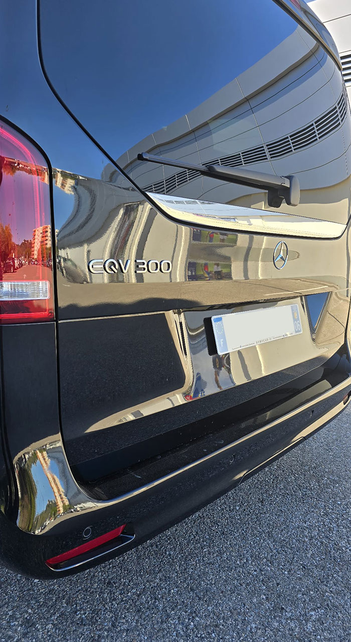 Electric Mercedes EQV 300 Minivan | Chauffeur service
